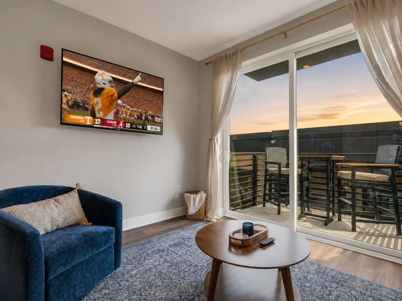 Lone Tree Pass | King Bed | Free Parking + Balcony