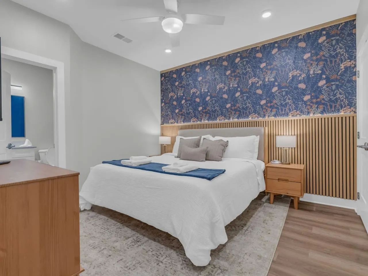 Lone Tree Pass | King Bed | Free Parking + Balcony — photo 3