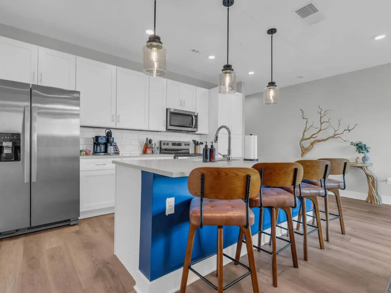 Lone Tree Pass | King Bed | Free Parking + Balcony — photo 4