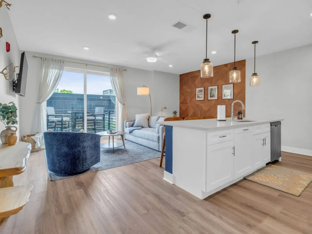 Lone Tree Pass | King Bed | Free Parking + Balcony — photo 5