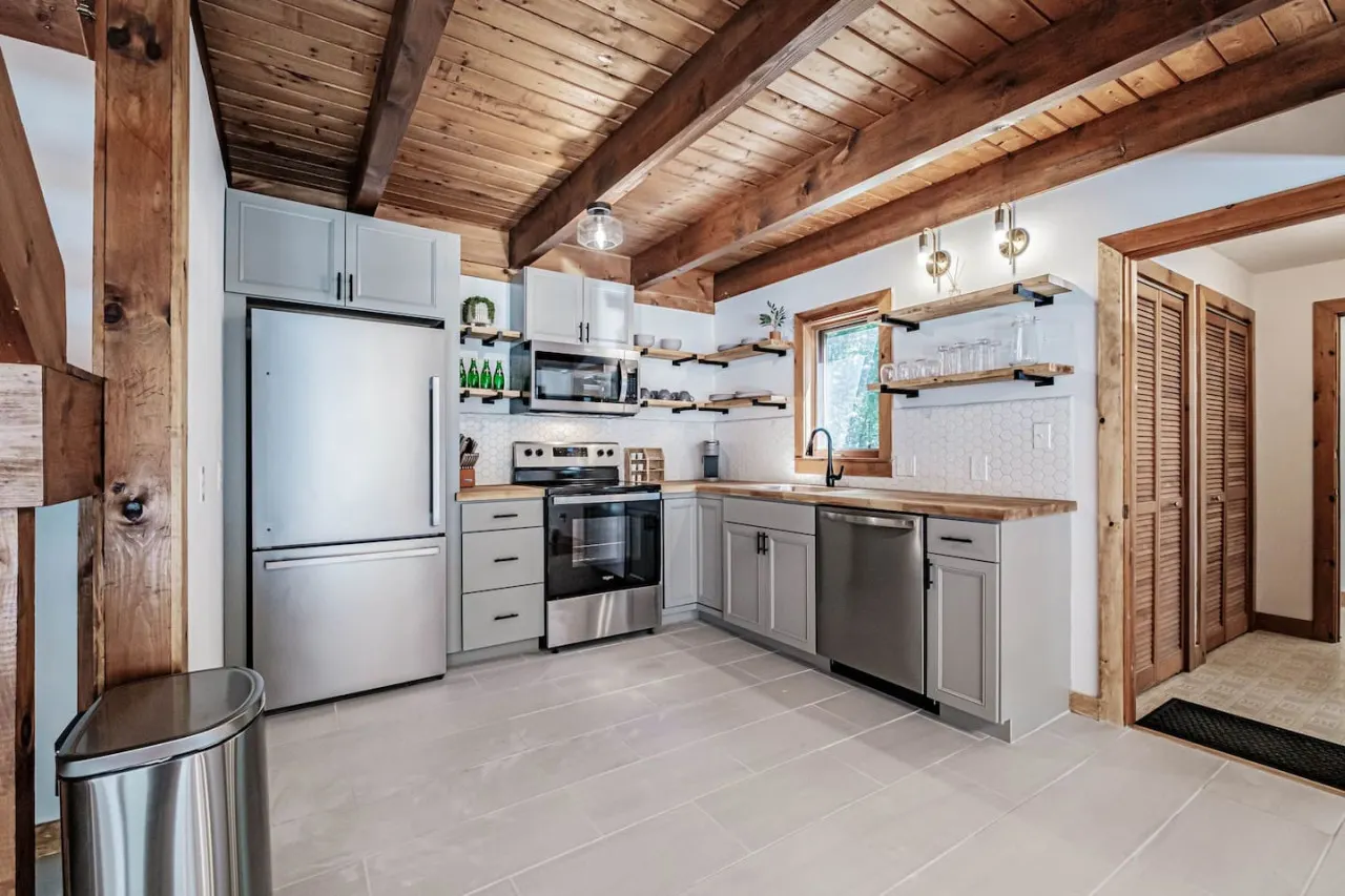 Hilltop Hideaway- Updated home near sandy beach on Sebago Lake