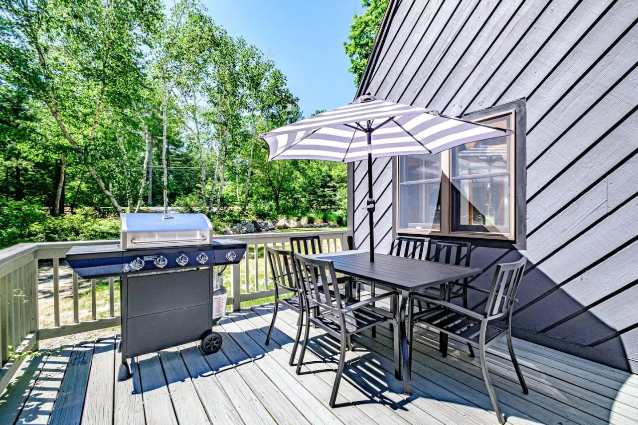 Hilltop Hideaway- Updated home near sandy beach on Sebago Lake 10