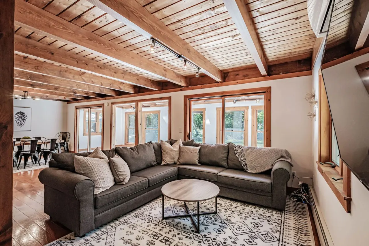 Hilltop Hideaway- Updated home near sandy beach on Sebago Lake 3