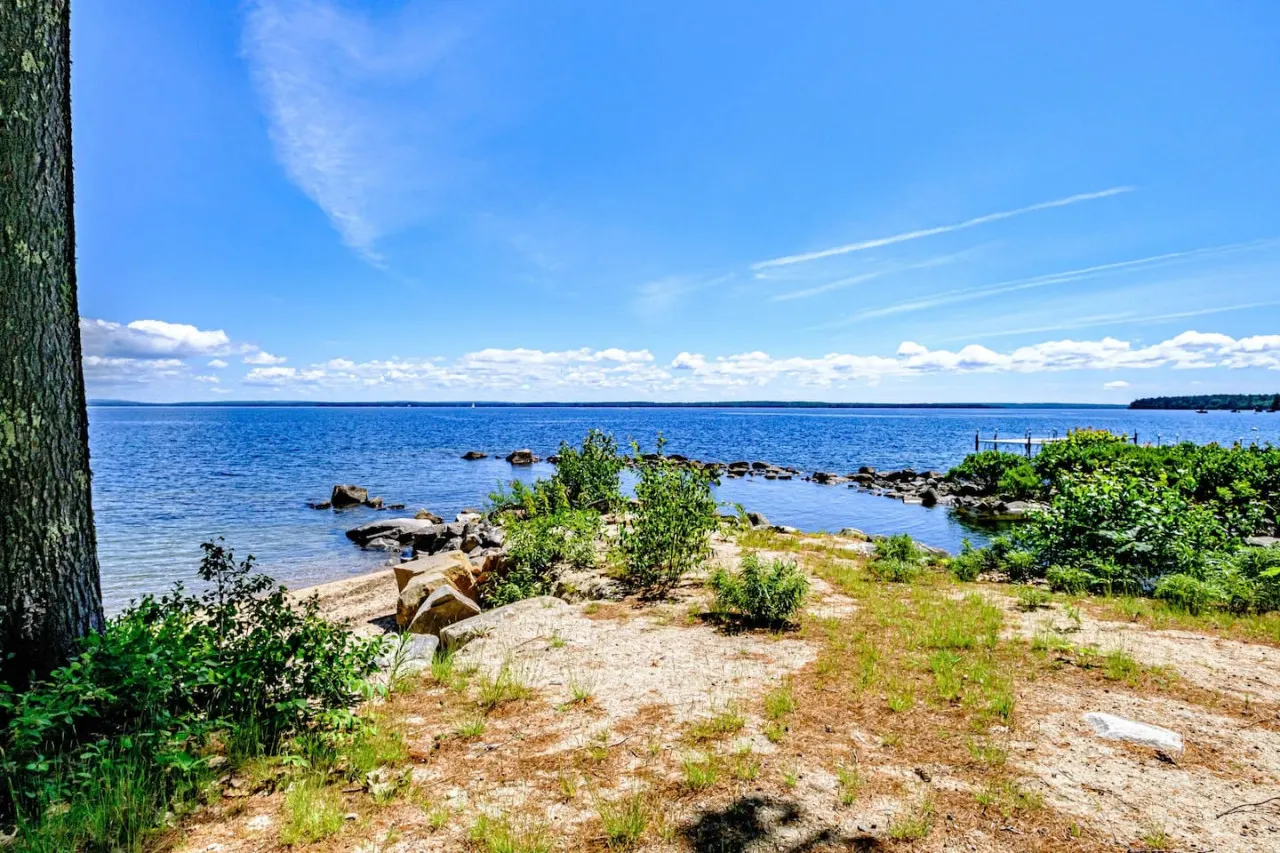 Hilltop Hideaway- Updated home near sandy beach on Sebago Lake 8