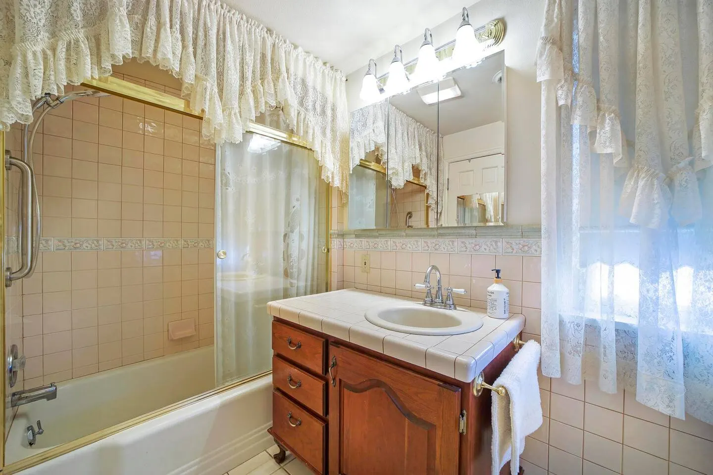 The Classy Country Cottage 9