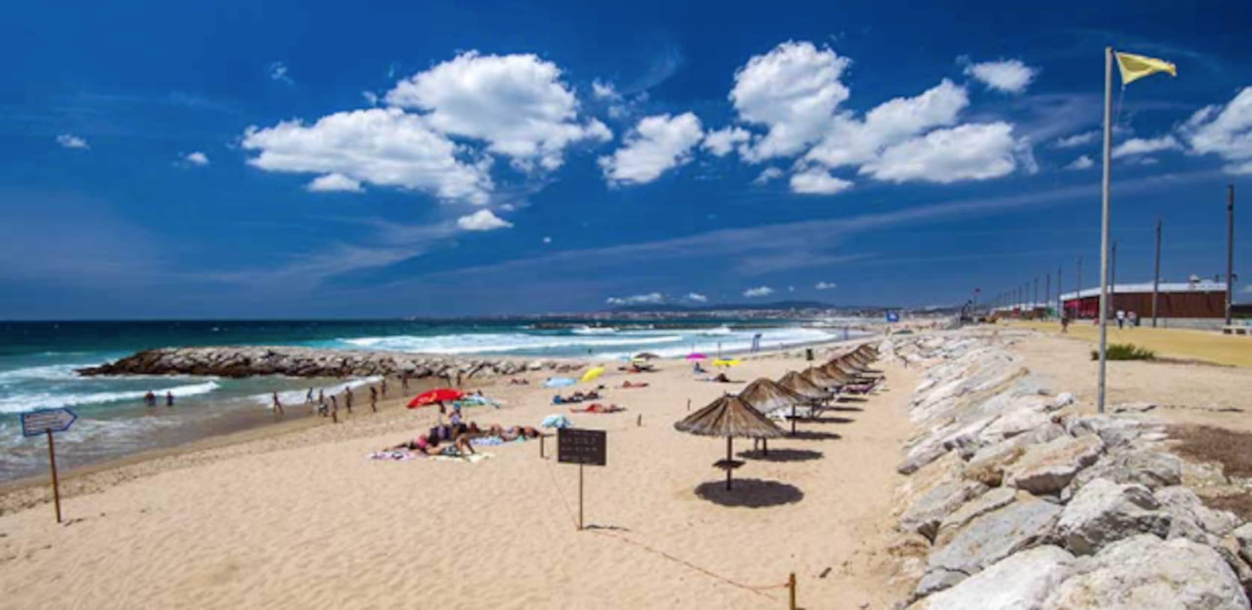 Explore Caparica's beaches & Lisbon-stylish flat 16