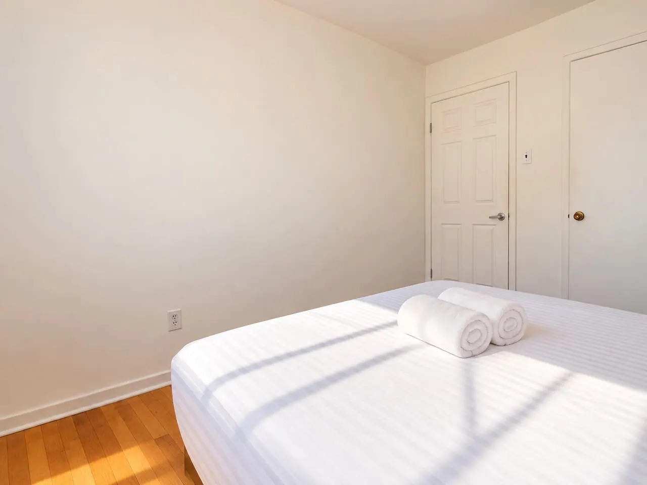 Ideal Stay 2BR | Free Parking | Near MTL — photo 4