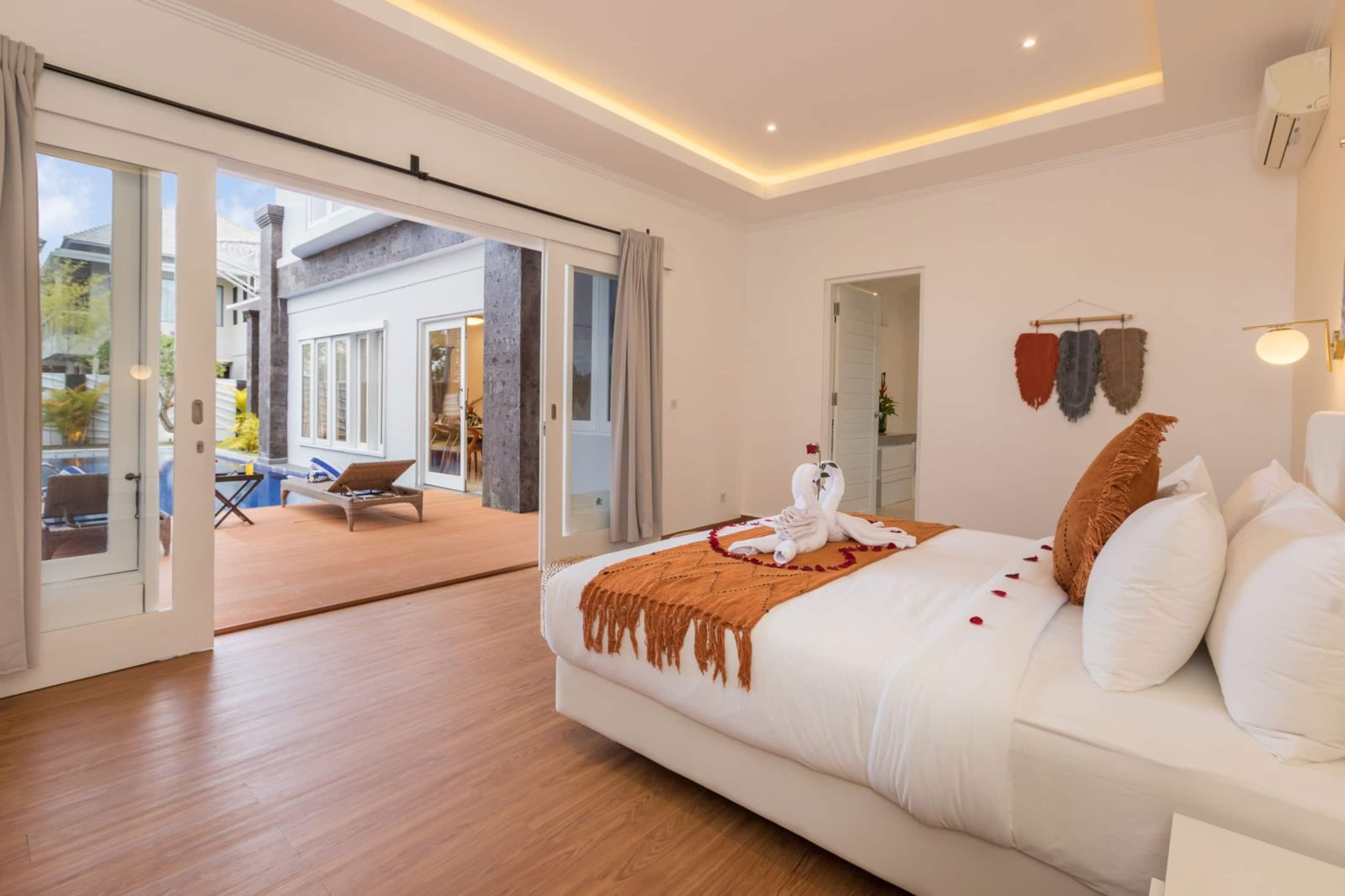 Modern 5BR Villa with GWK View in Jimbaran — photo 4