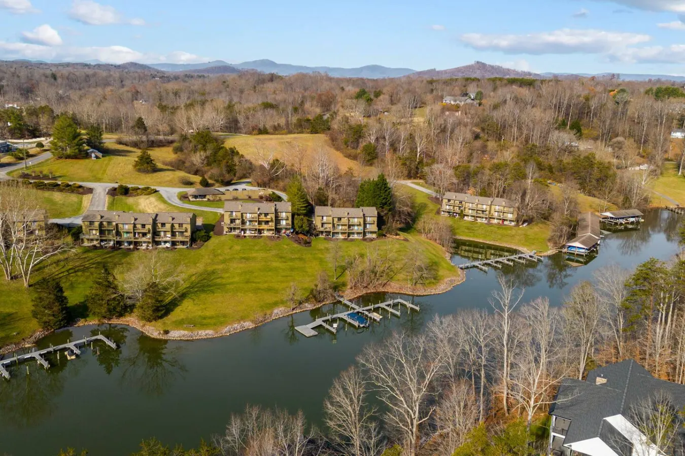 Lakefront Retreat Great Views, Pool, Dock Access 11