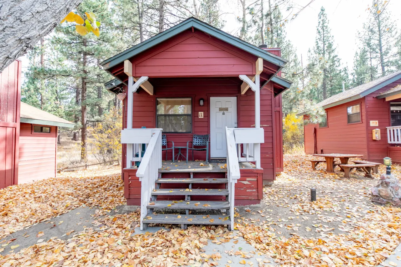 Cozy, Quiet & Clean Double Queen Stay - Cabin #11 1