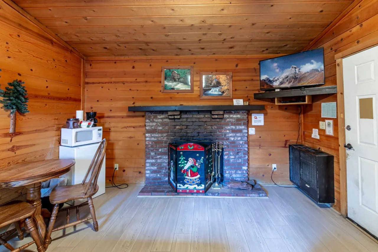 Cozy, Quiet & Clean Double Queen Stay - Cabin #11 4