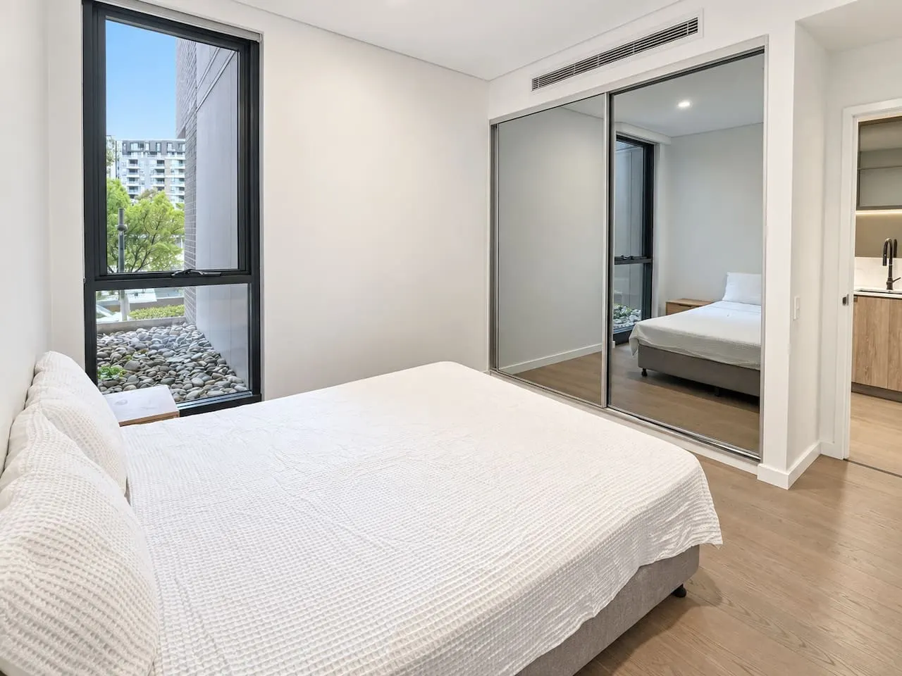 Modern & Stylish 1BR Apartment in Zetland — photo 2