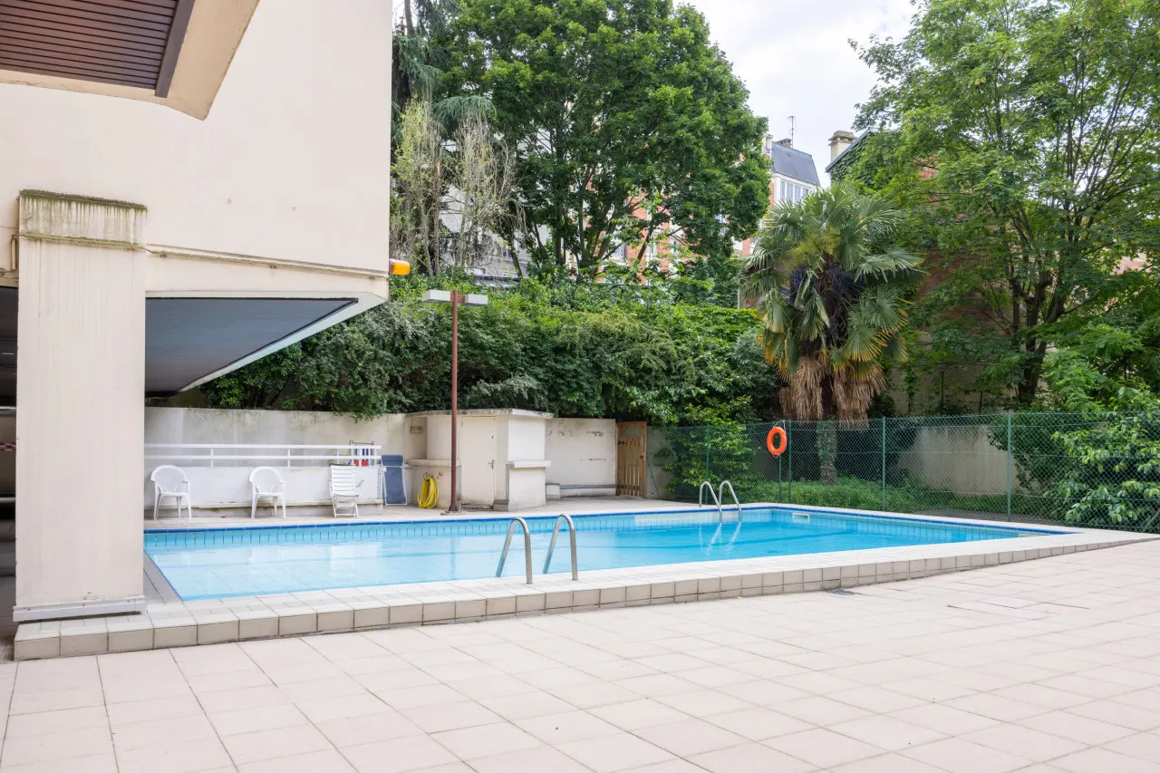 LovelyFlat-SacréCoeurMontmartre-Swimmingpool 13