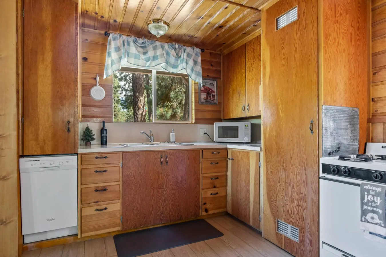 Boulder Bay Getaway Mountain View Deck & BBQ 6