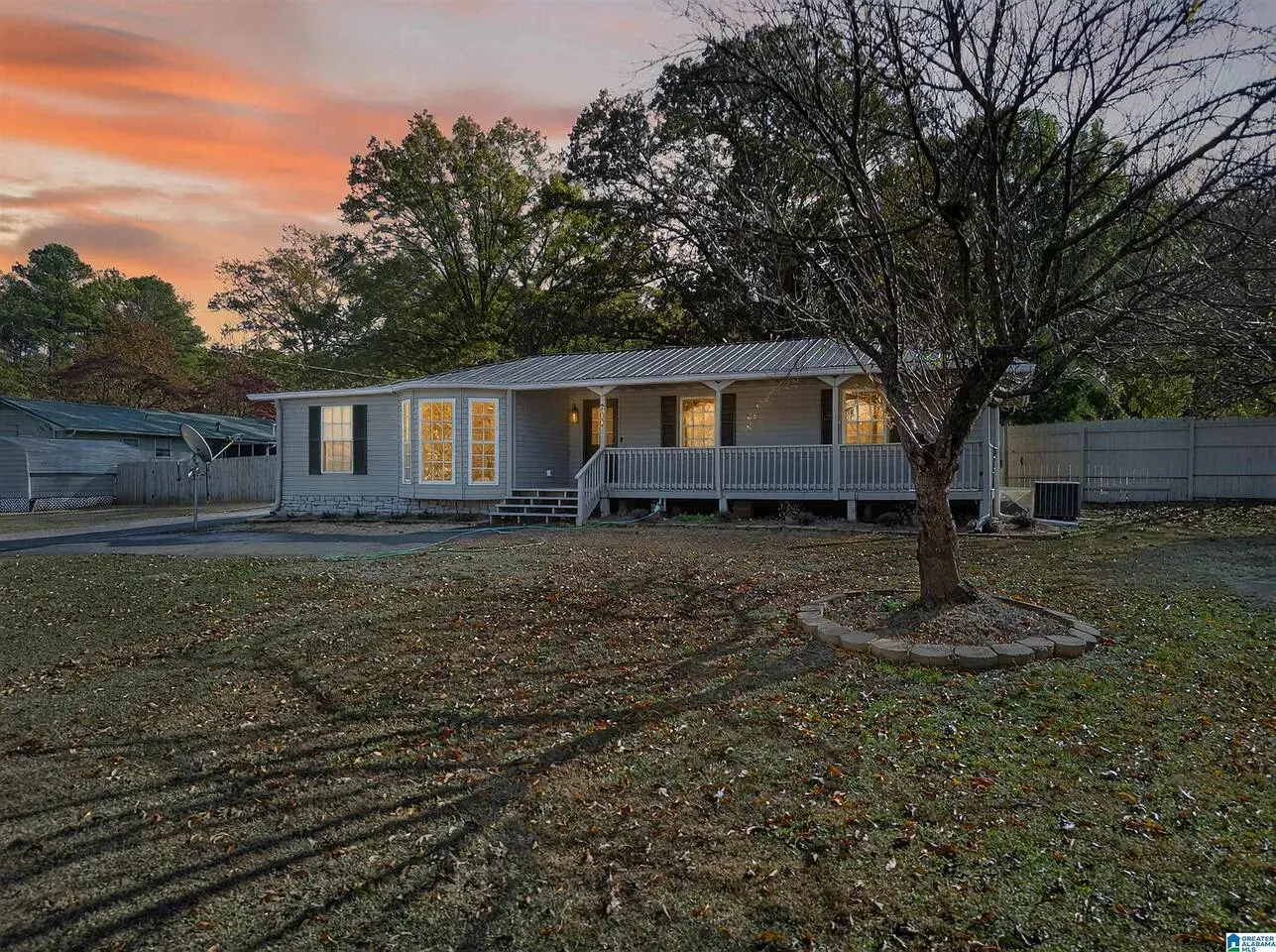 Modern 4Br Retreat on Woodard. 2 mile to the Depot