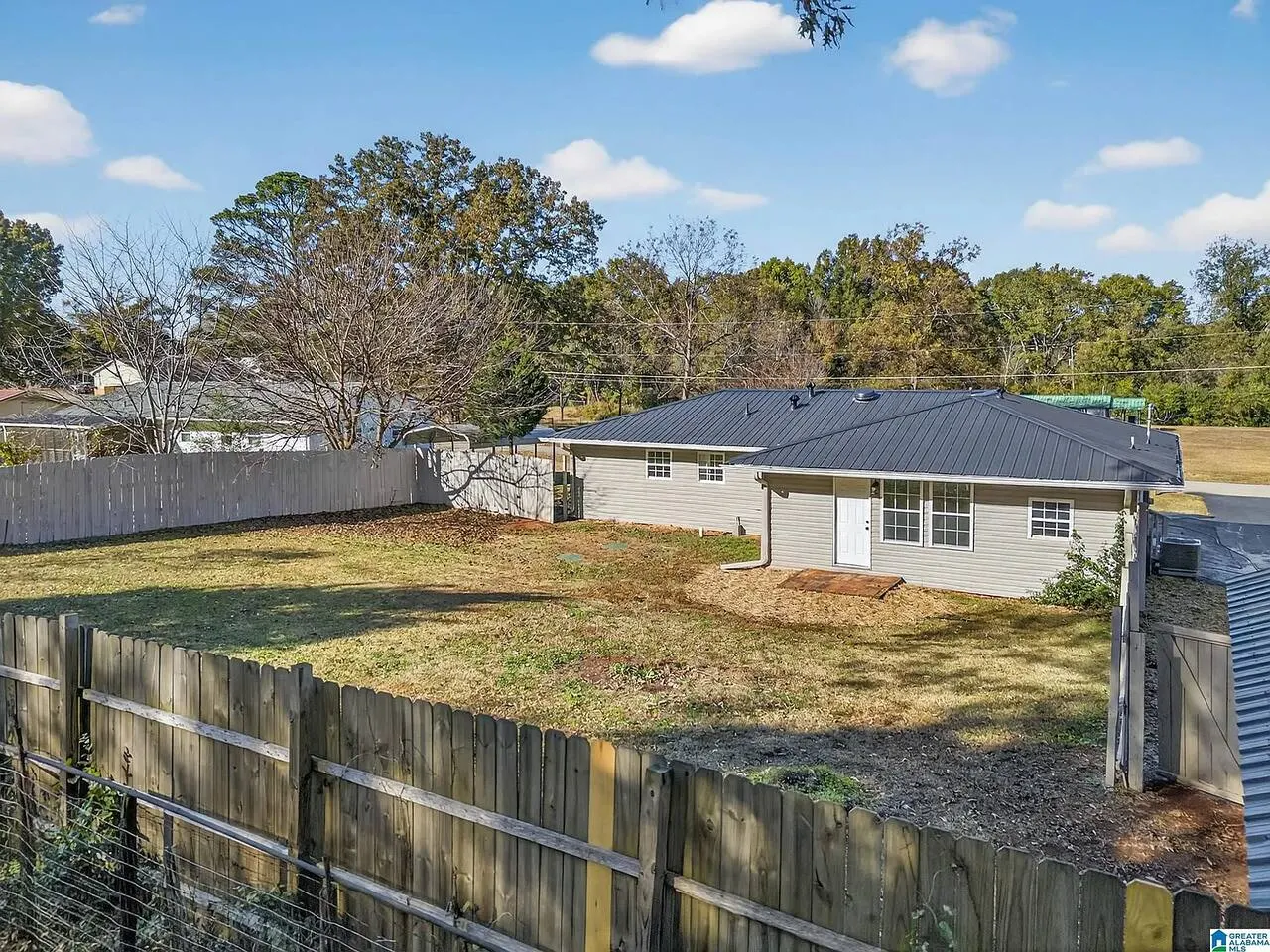 Modern 4Br Retreat on Woodard. 2 mile to the Depot 10