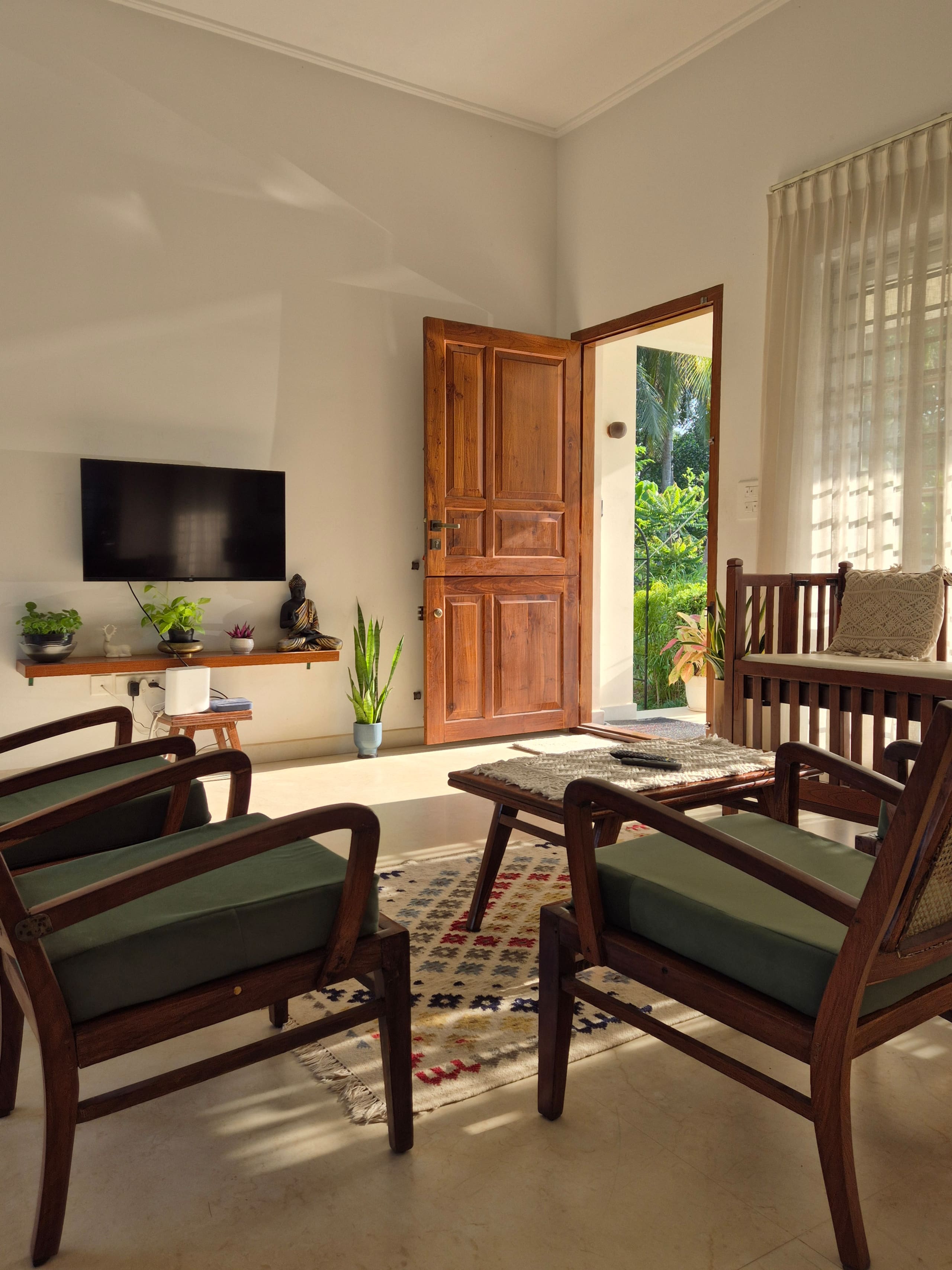 Jolly's Nature Home | AC Rooms | Private backyard 3