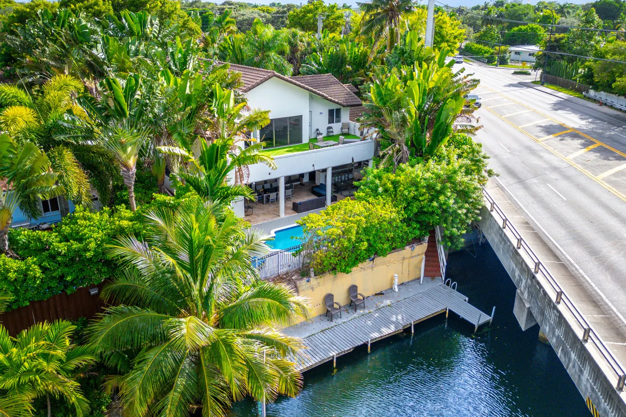 Villa Perla 6BR 4BA for 18 Pool, Pool Table, Billiards, Outdoor Living & Dine, Grill and More Miami Shores 2
