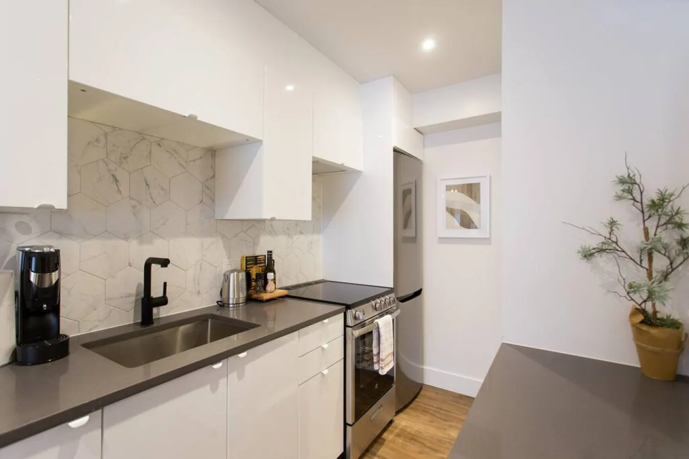 Little Italy - Scandinavian Studio with Full Kitchen and Bath - 404 4