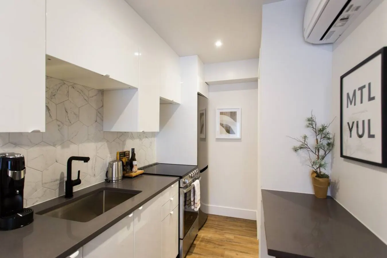 Little Italy - Scandinavian Studio with Full Kitchen and Bath - 404 5