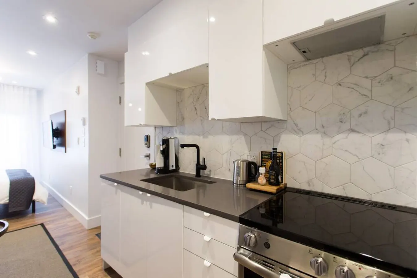 Little Italy - Scandinavian Studio with Full Kitchen and Bath - 404 7