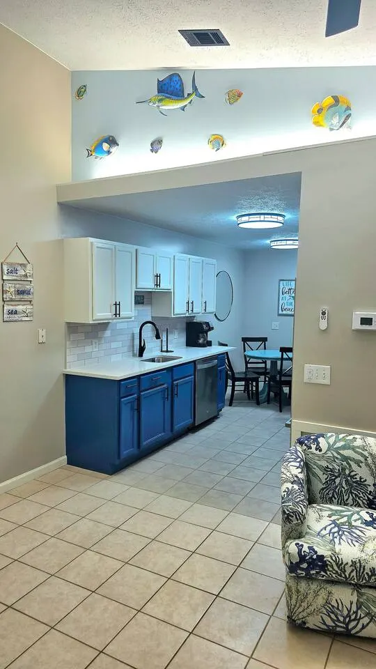 5924- Updated 2BR Duplex 4 Blocks to Beach-Sleeps6 8