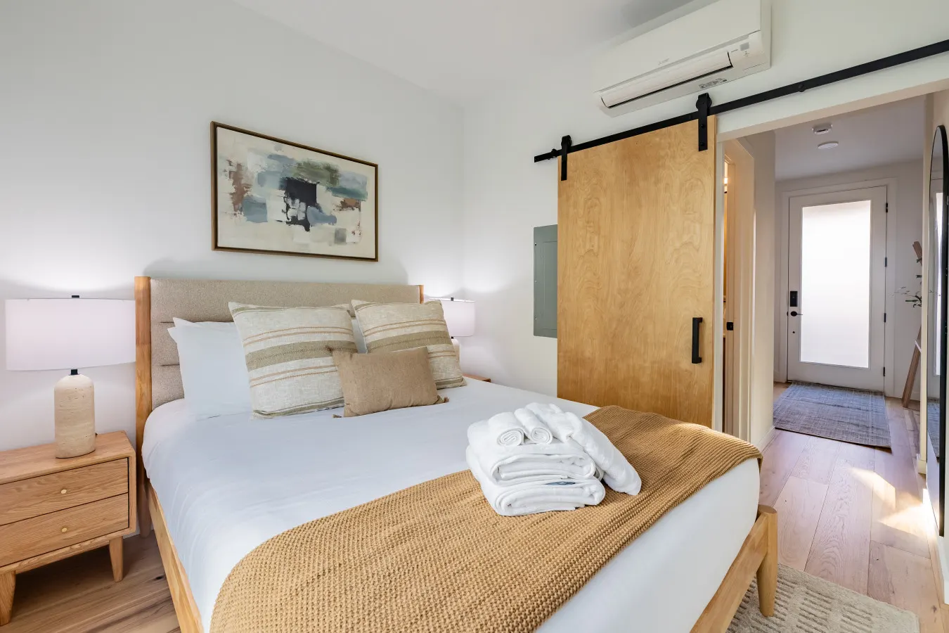 NEW Queen Anne View Retreat Sleeps 8 w/ A/C 13