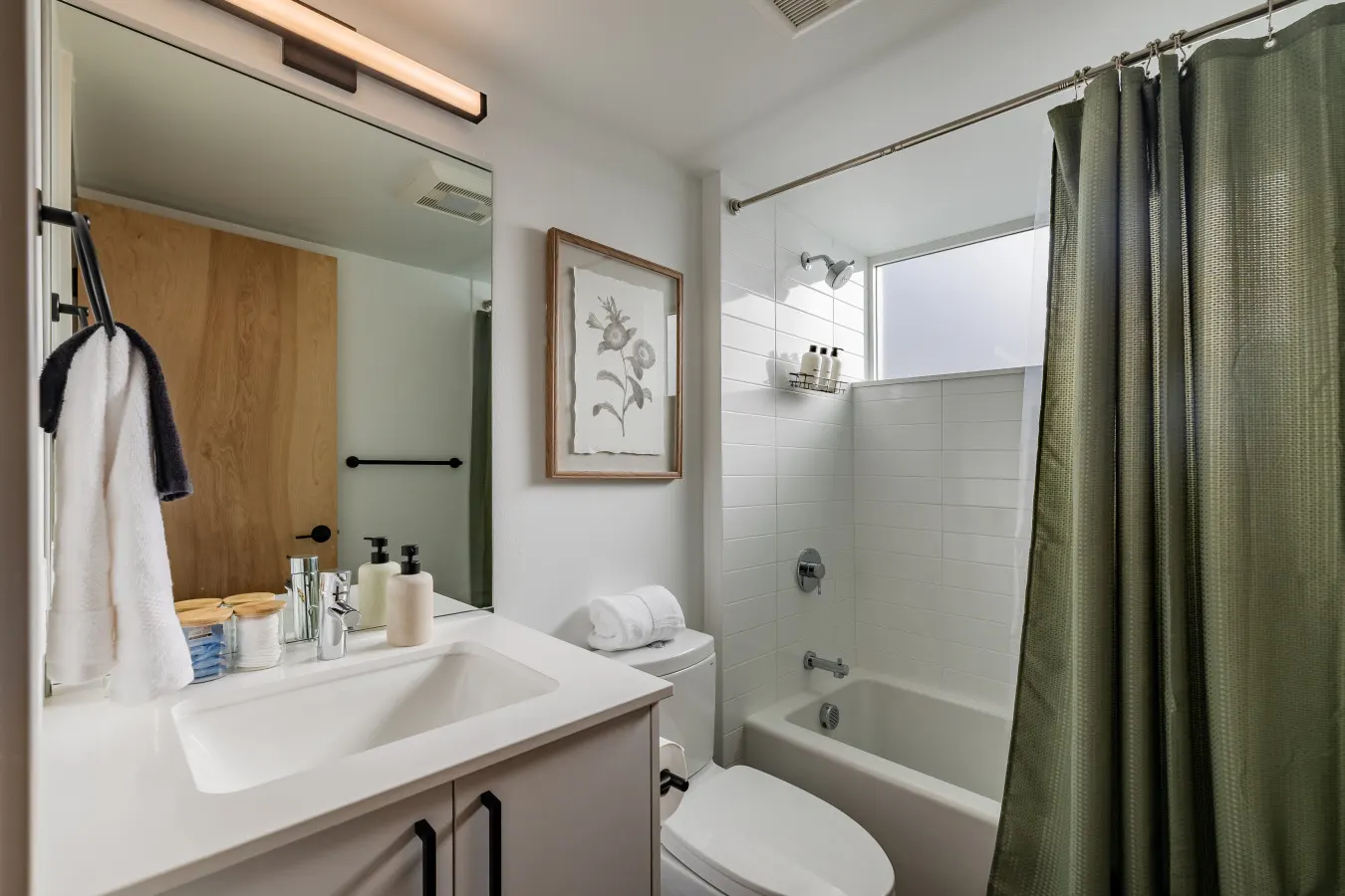 NEW Queen Anne View Retreat Sleeps 8 w/ A/C 14