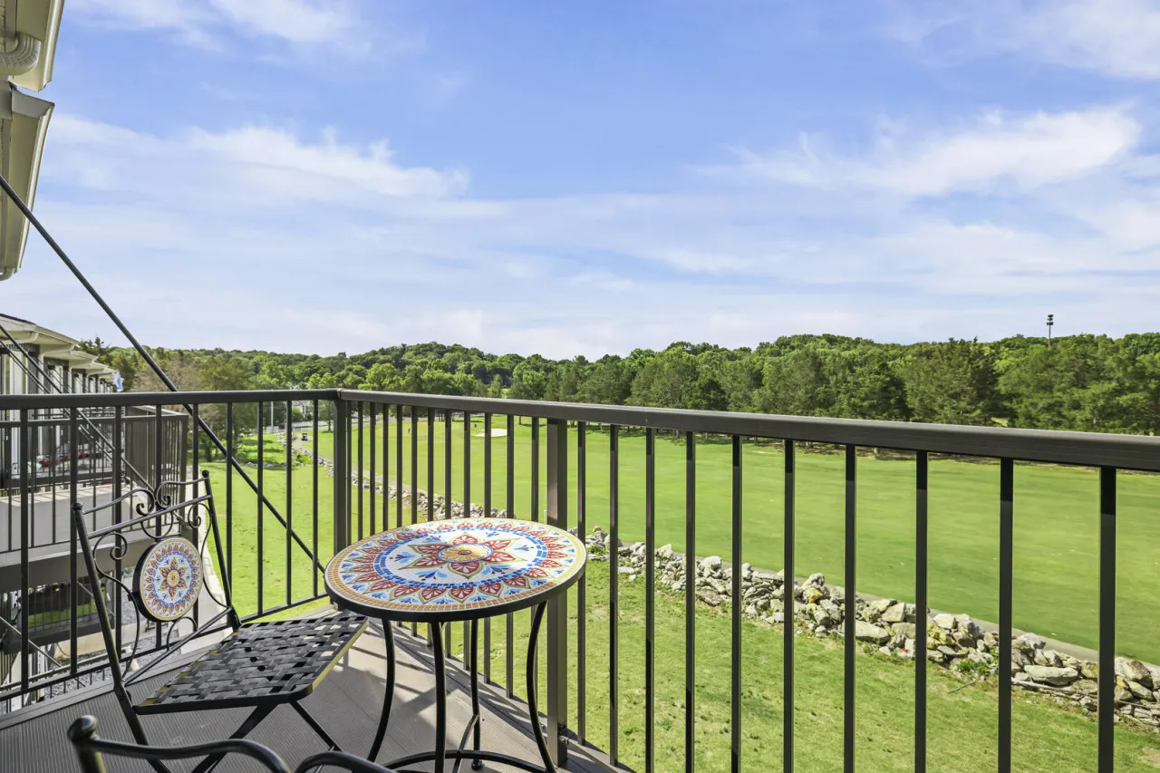 Luxurious Golf Course Condo in Exclusive Gated Community — photo 2
