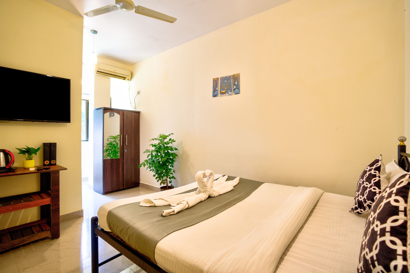 The Coral Room Near The Beach 2