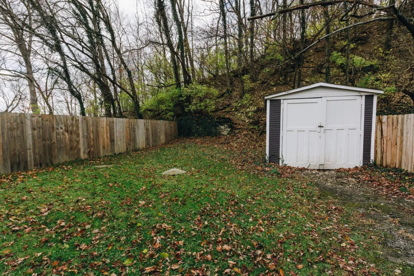 Cozy Mid-Century Bungalow, Close to All, Backyard 9