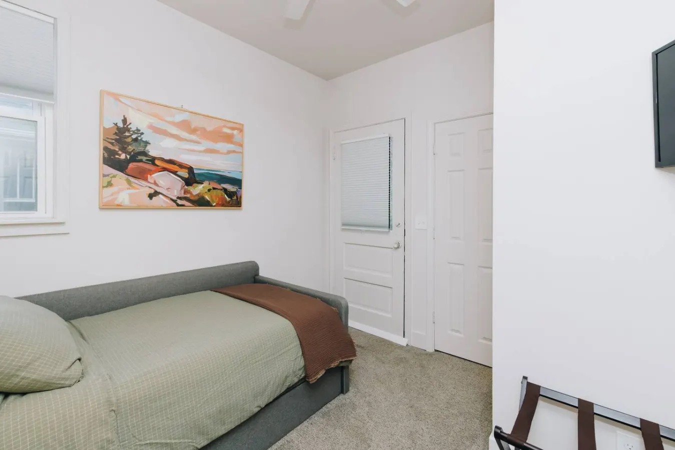 Cozy Mid-Century Bungalow, Close to All, Backyard 10