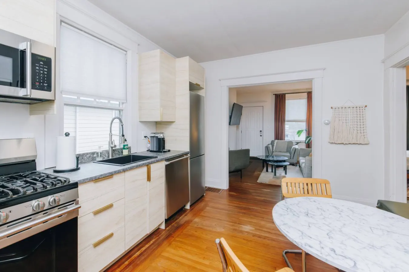 Cozy Mid-Century Bungalow, Close to All, Backyard 4