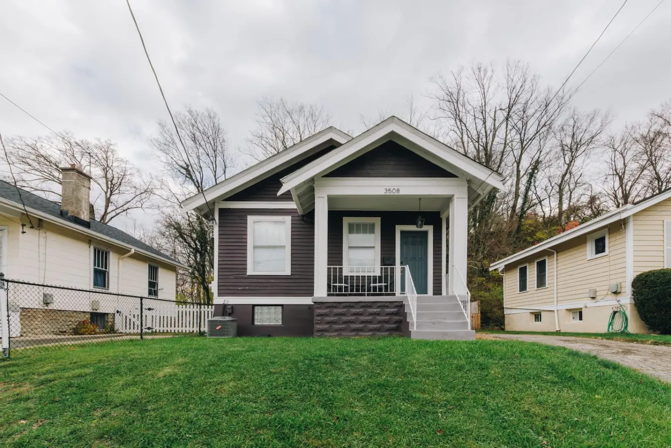 Cozy Mid-Century Bungalow, Close to All, Backyard 7