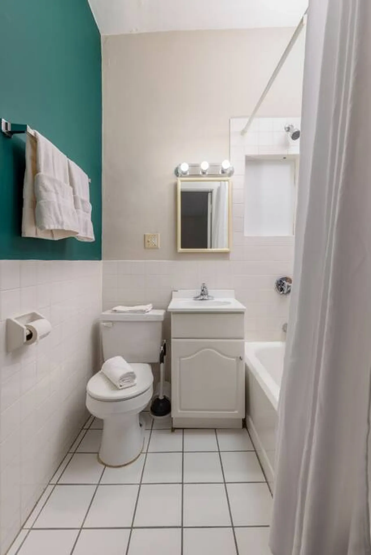 Wonderful Newbury 1 Bedroom! 5
