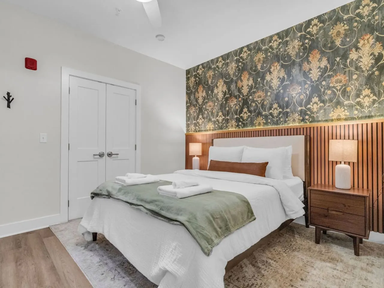 Lone Tree Lux | Queen Bed | Free Parking + Balcony — photo 2