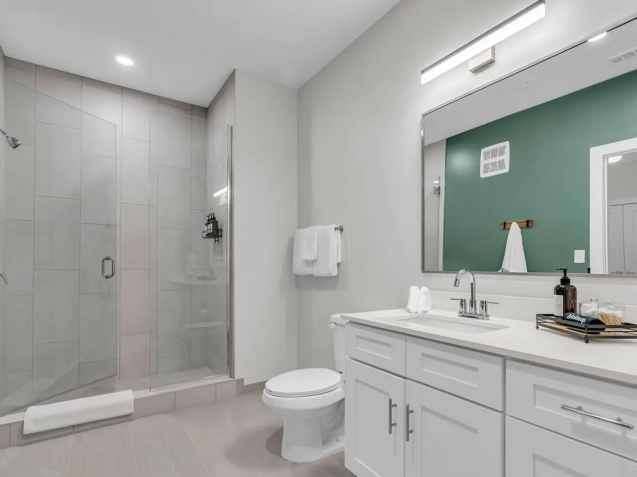 Lone Tree Lux | Queen Bed | Free Parking + Balcony — photo 3