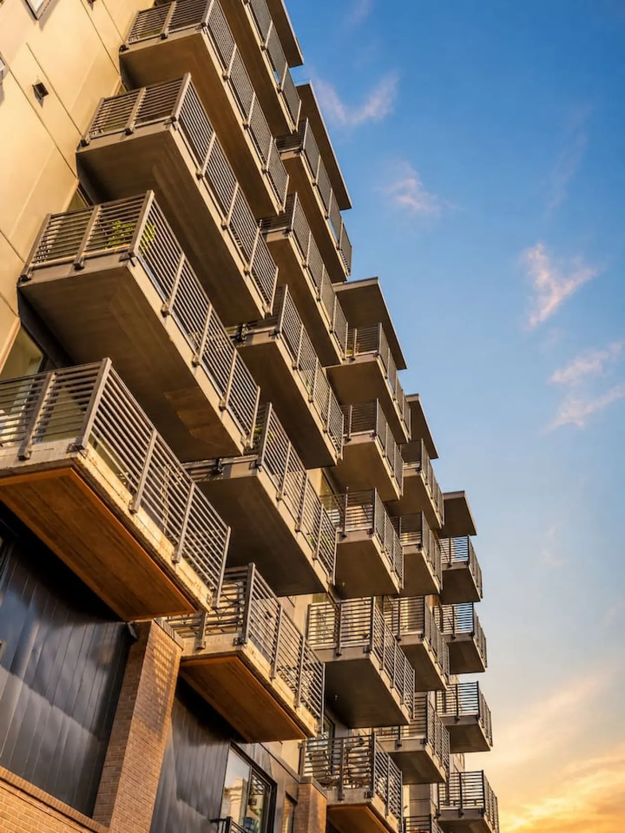 Lone Tree Lux | Queen Bed | Free Parking + Balcony — photo 4