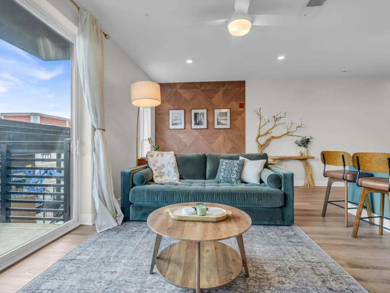 Lone Tree Lux | Queen Bed | Free Parking + Balcony — photo 5