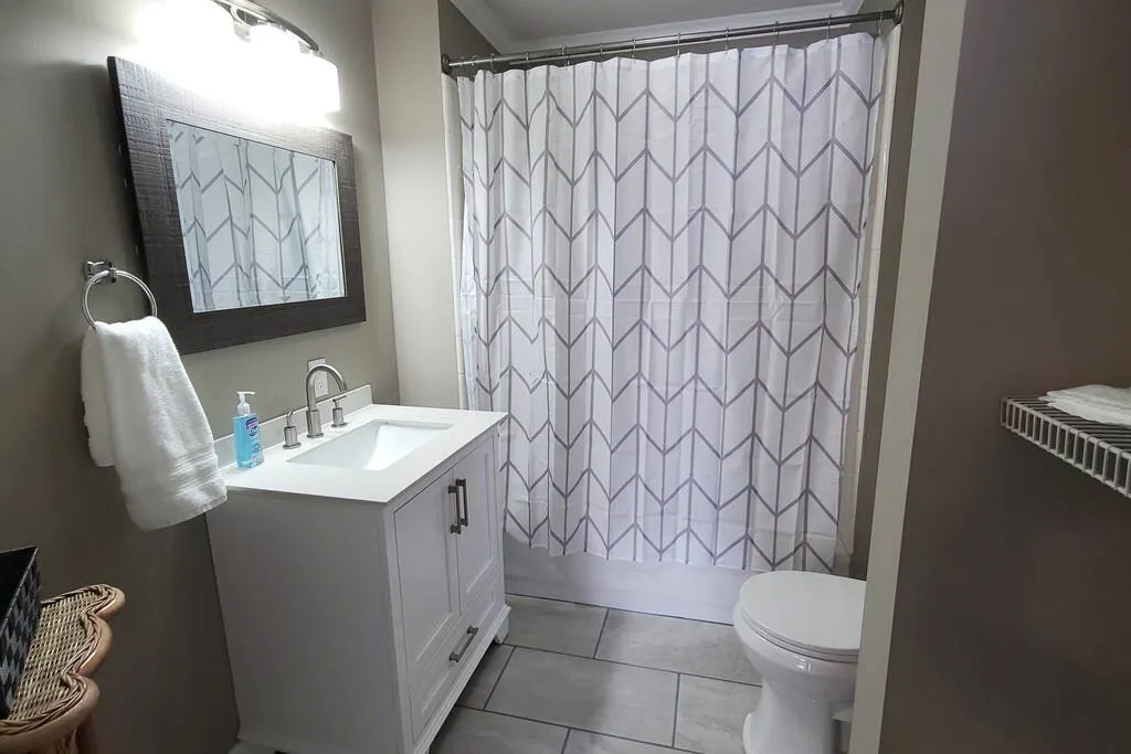 Main St - 2 King Beds! .4 Mile from Ladiga Tails — photo 3