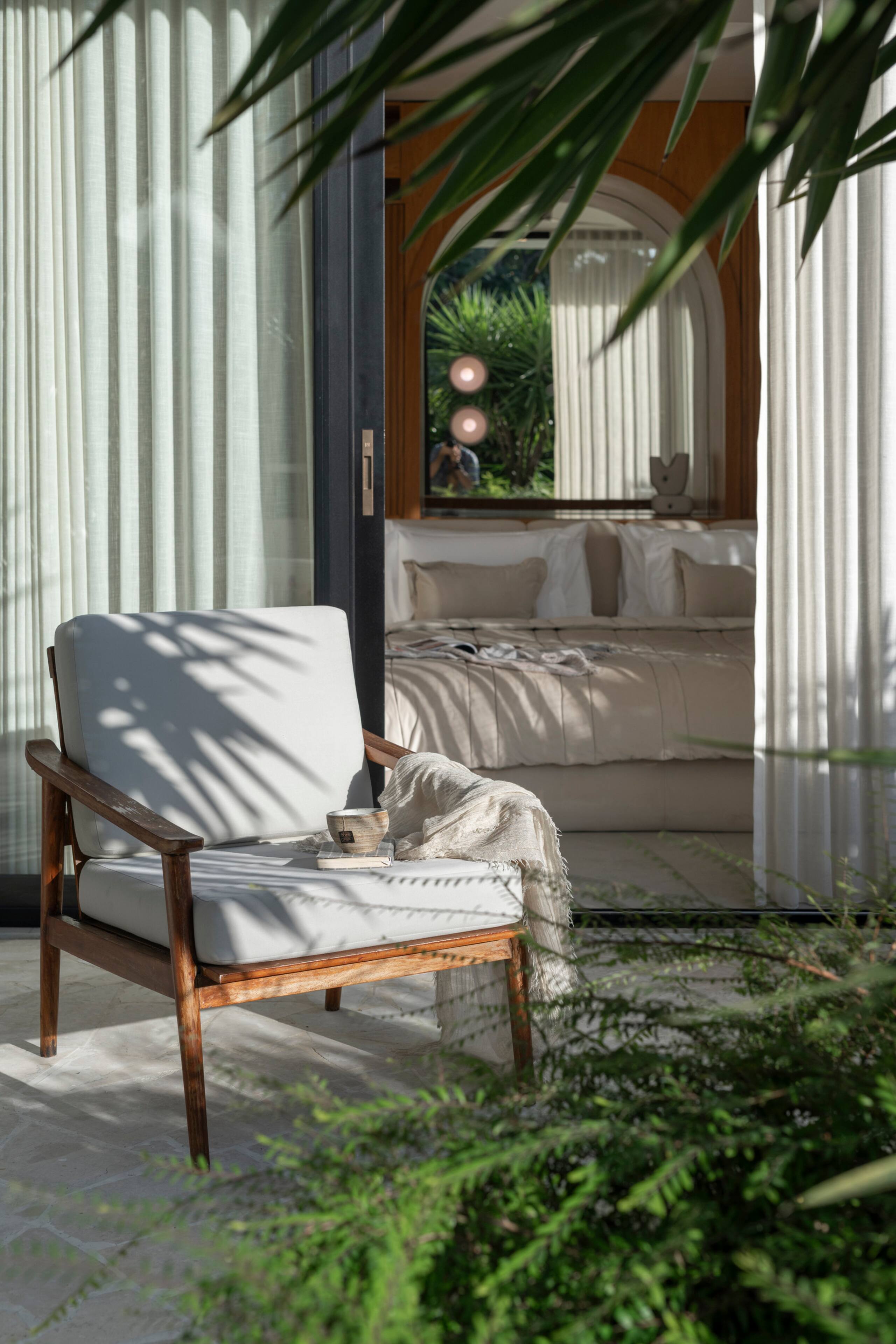 Bright Tropical Escape 40