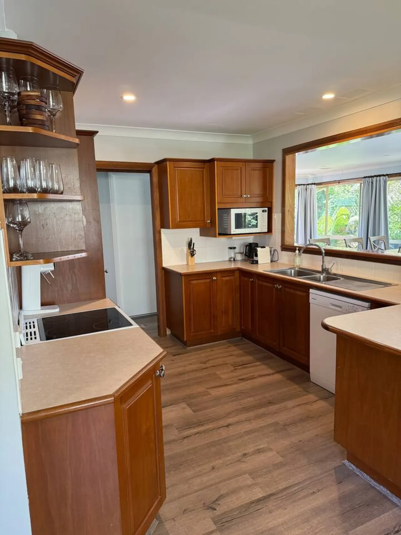 Lyrebird Lodge - 350m to blackheath village, 3 bdr, pet friendly, sunroom, EV charger 9