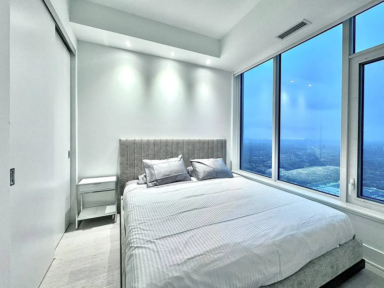 Yorkville Skycrest Penthouse King Bed 10