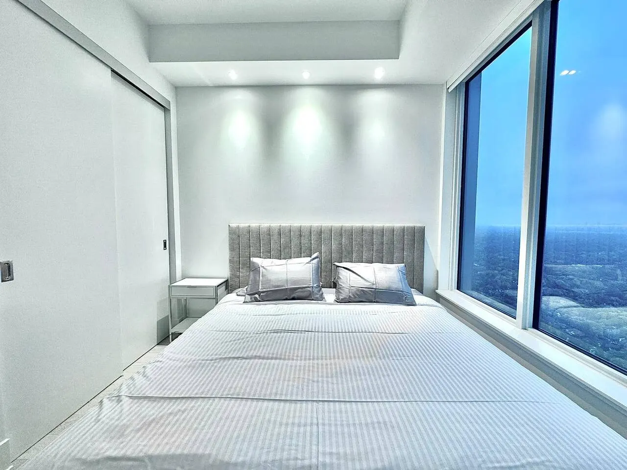 Yorkville Skycrest Penthouse King Bed 11