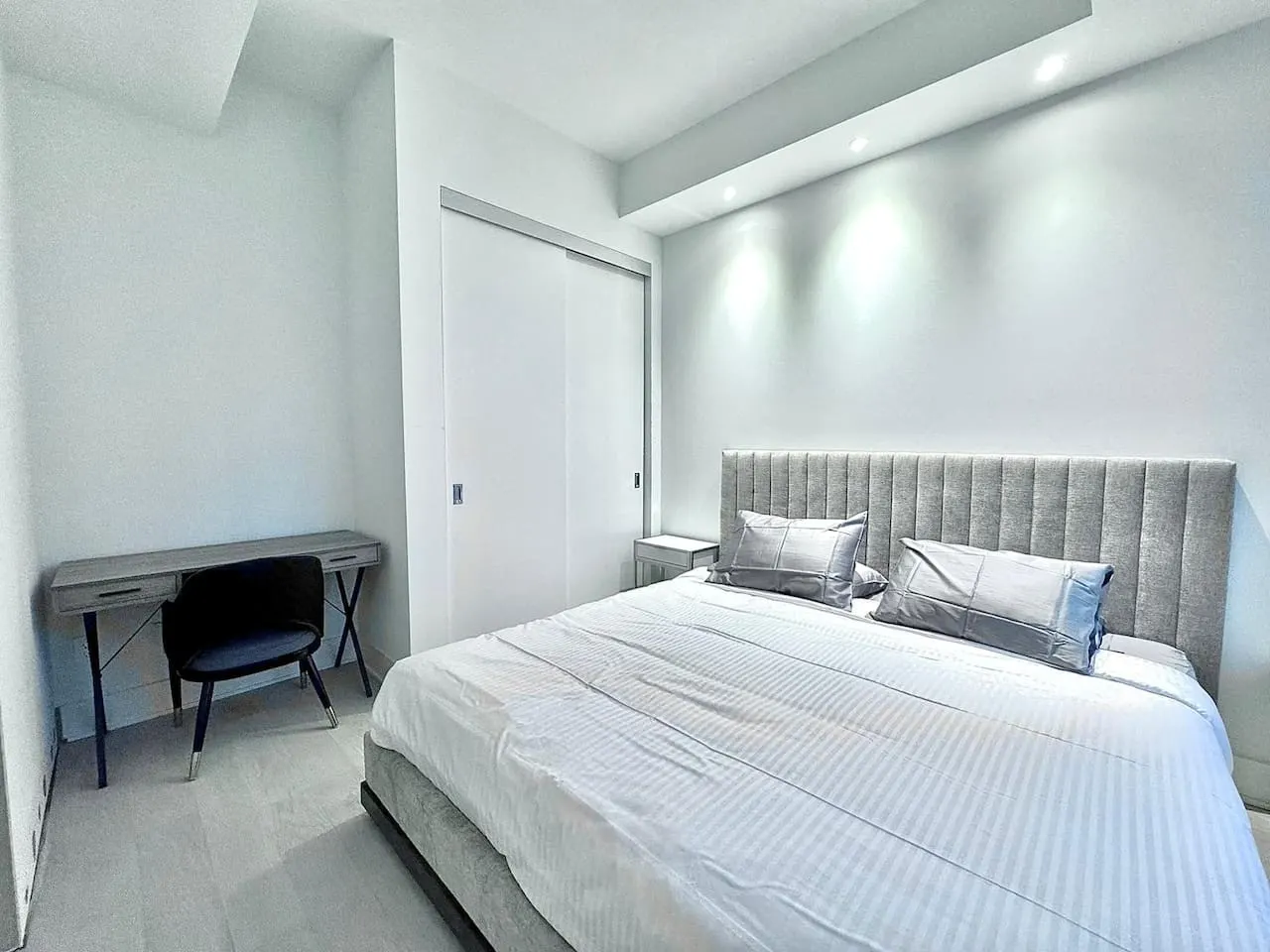 Yorkville Skycrest Penthouse King Bed 12