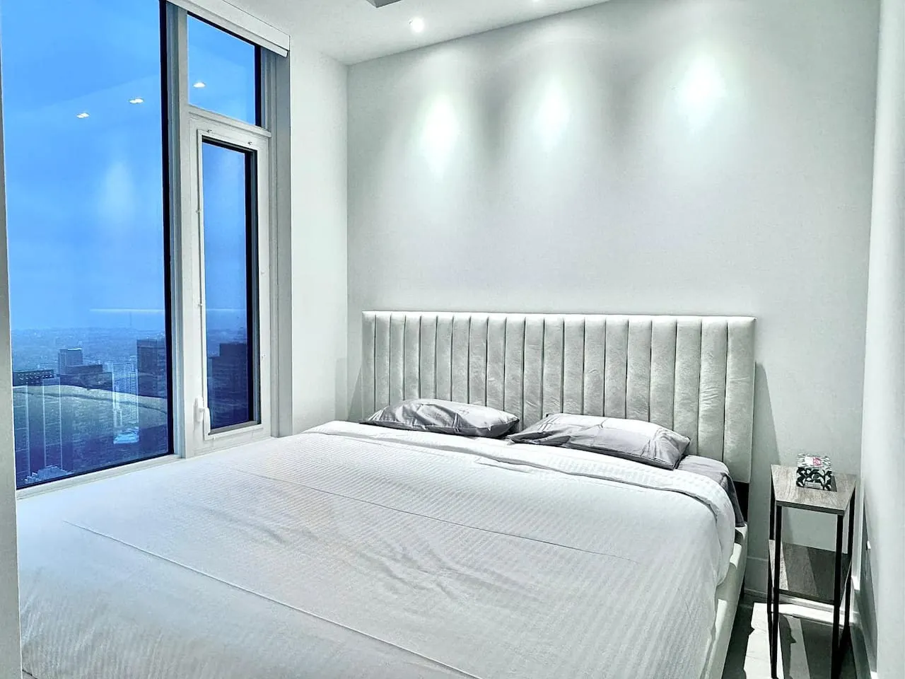 Yorkville Skycrest Penthouse King Bed 14