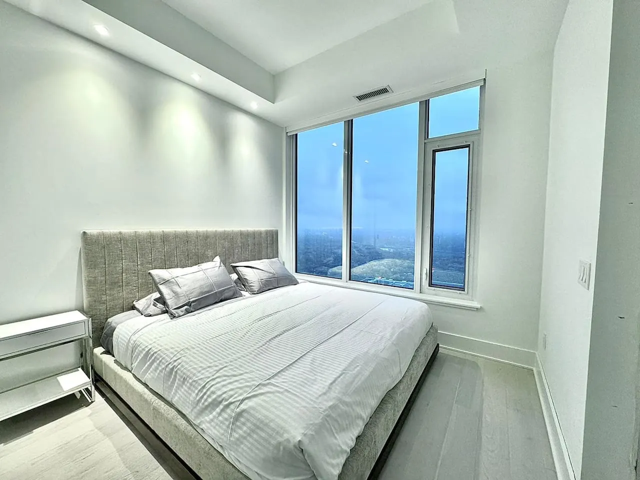 Yorkville Skycrest Penthouse King Bed 4