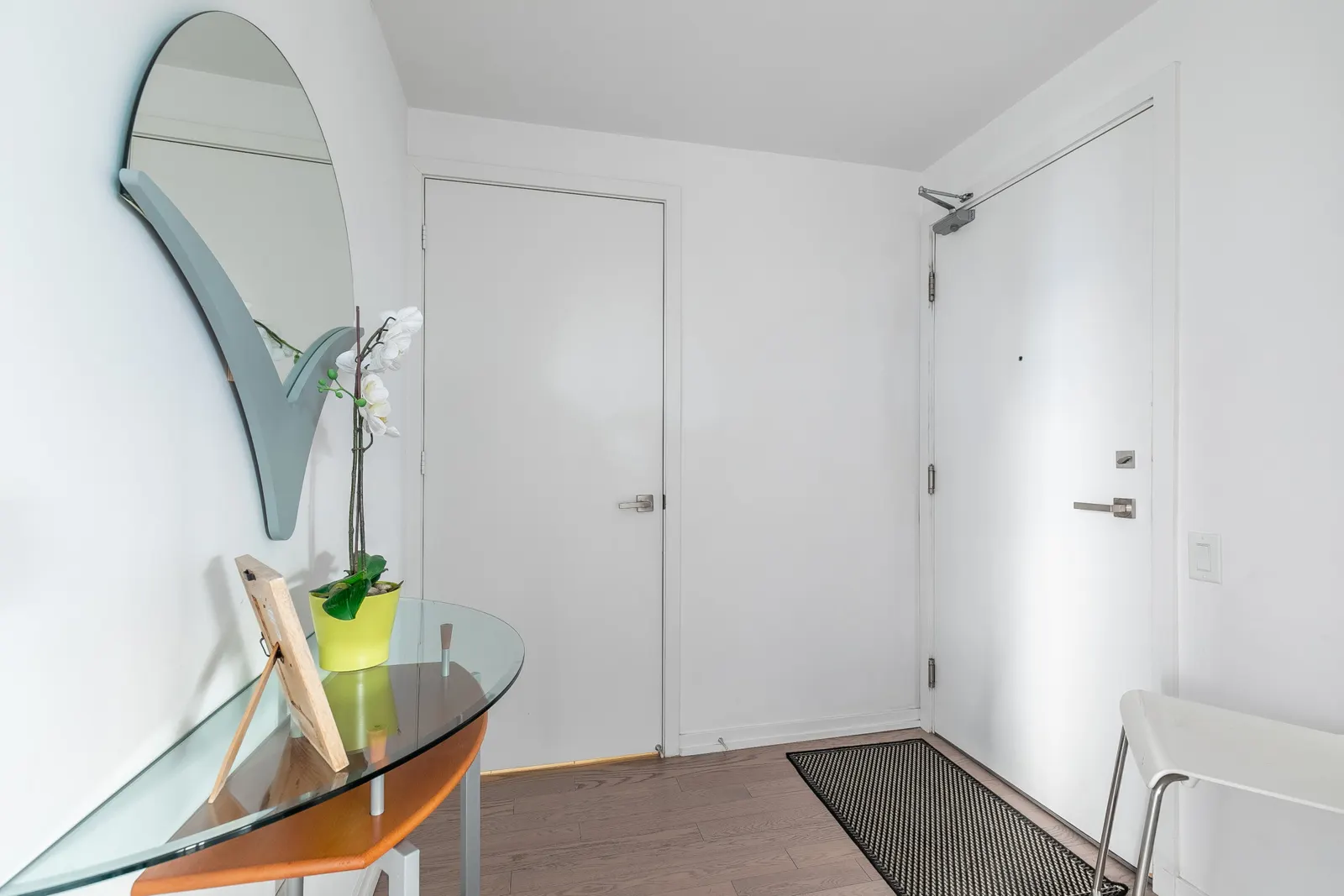 Stylish Executive 1BR Sleeps 4 Prime Location 2