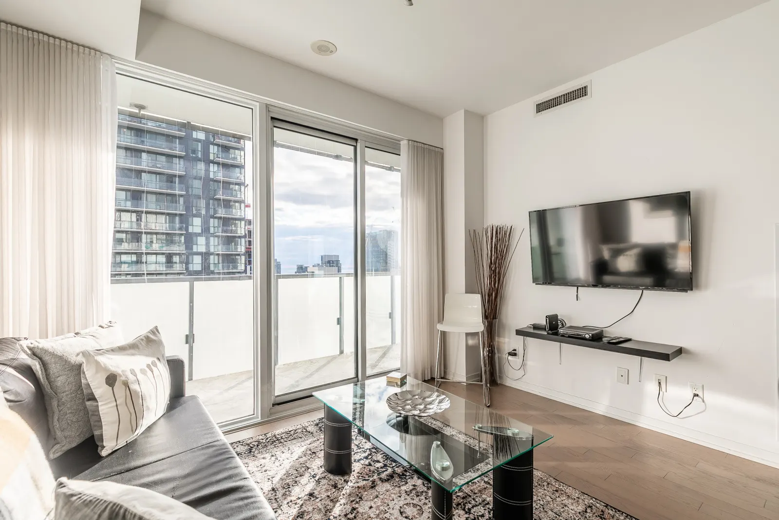 Stylish Executive 1BR Sleeps 4 Prime Location 14