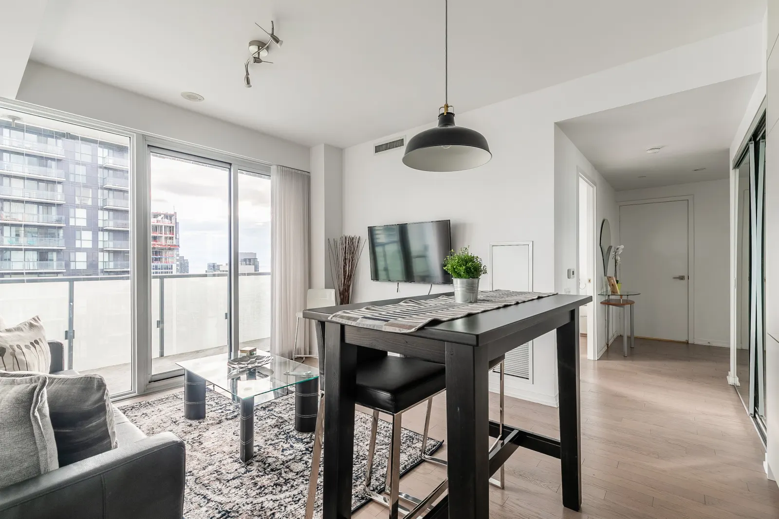 Stylish Executive 1BR Sleeps 4 Prime Location 15